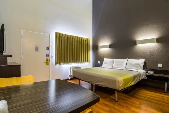 غرفة قياسية بسرير كينج لذوي الإعاقة، Studio6 Cypress, CA 3/6