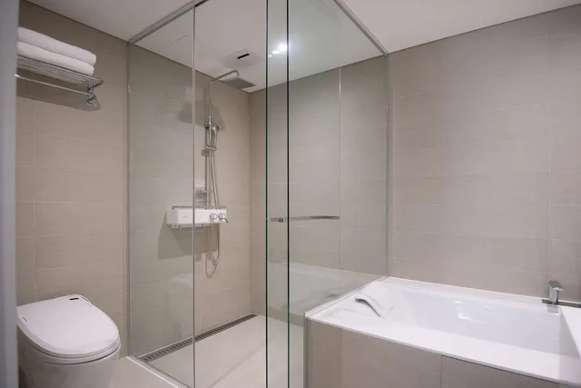 غرفة بسرير كينج بمطبخ صغير بحوض استحمام، Orakai Daehakro Hotel BW Signature Collection 2/2