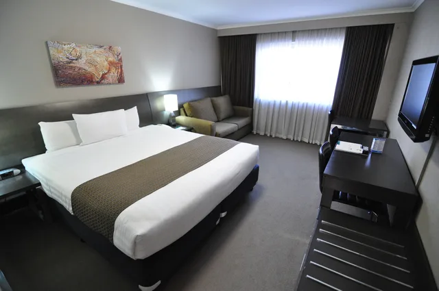 Room, Queen Bed, Balcony, PAVILION ON NORTHBOURNE 2/5