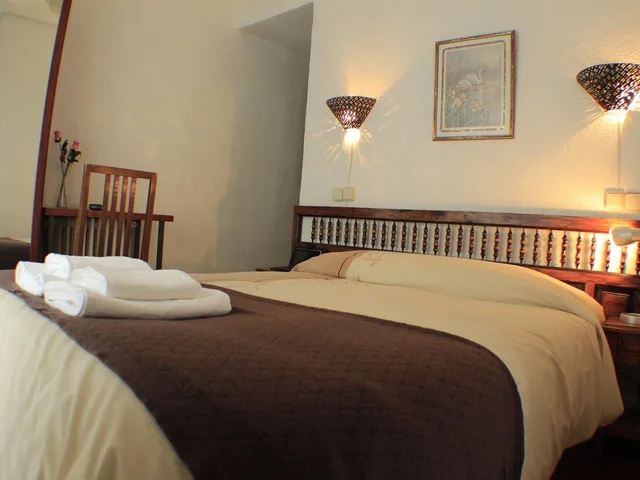 غرفة كلاسيكية بسرير مزدوج بإطلالة على المدينة بحمام خاص، Hostal Esmeralda 1/2