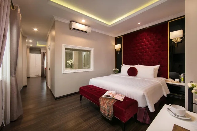 جناح بسرير كينج مع أريكة بمنطقة جلوس، Flora Centre Hotel & Spa 1/1