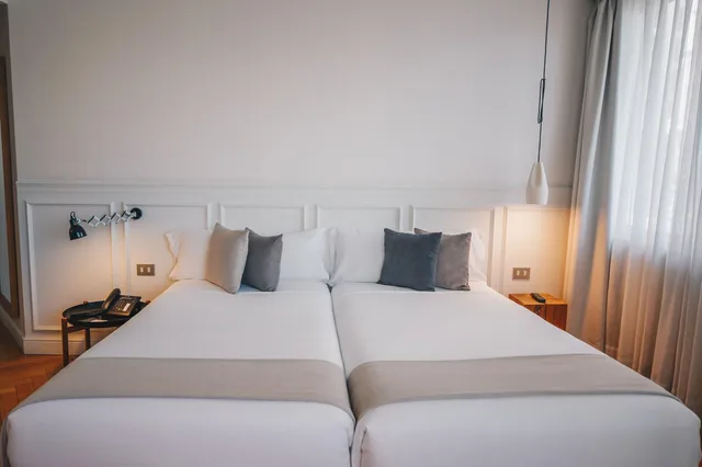 جناح، Dear Hotel Madrid 2/4