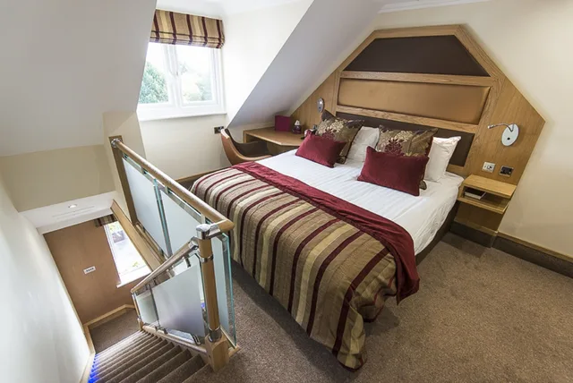 Junior Suite, King Bed, The Fairlawns Hotel And Spa 3/6