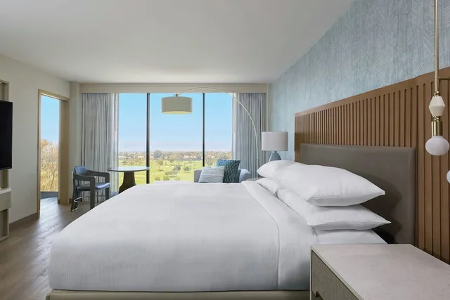 جناح بسرير كينج بإطلالة على البحر بغرفة نوم واحدة مع أريكة، VEA Newport Beach, A Marriott Resort & Spa 1/7