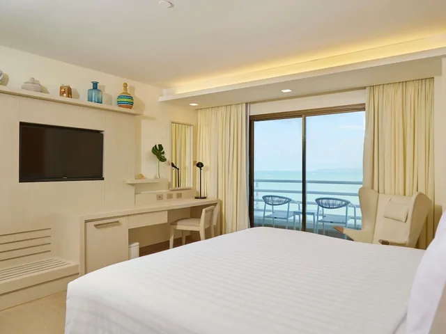 غرفة تنفيذية بسرير كينج بإطلالة على البحر مع دخول صالة النادي، Pullman Pattaya Hotel G 2/6