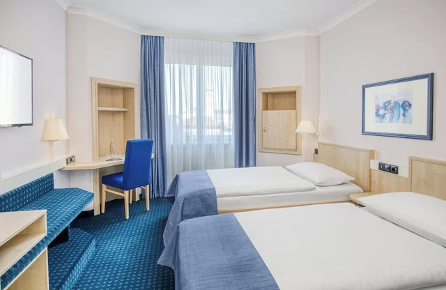 Family, 1 Double and 1 Single Bed, INTERCITYHOTEL ERFURT 1/9