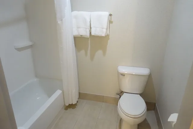 جناح بسرير كوين مع أريكة، Holiday Inn Express Suites Brentwood 2/4