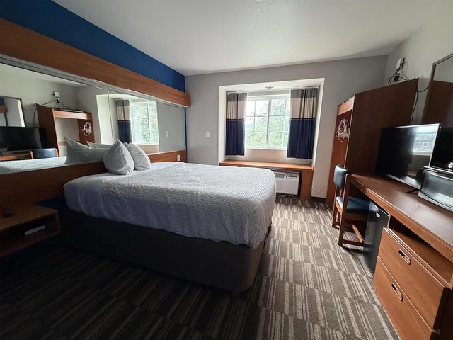 Standard, Queen Bed, Pet Friendly, Microtel Inn & Suites Huntsville 1/4