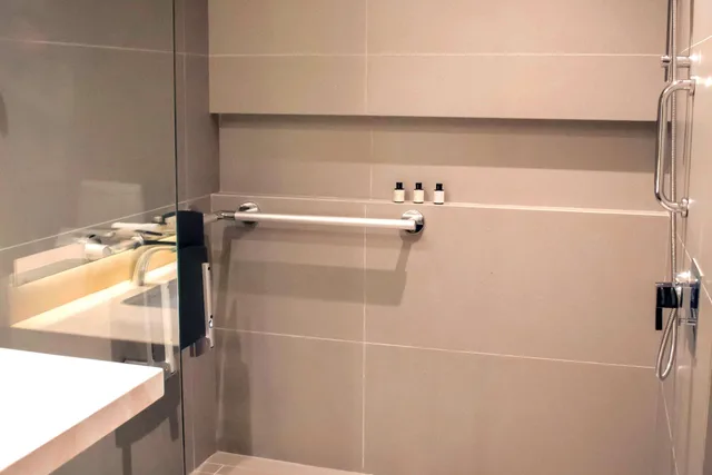 King Room With Balcony And Roll-in Shower-Mobility Accessible، Salvio Parque 93 Bogota, Curio Collection by Hilton 10/10