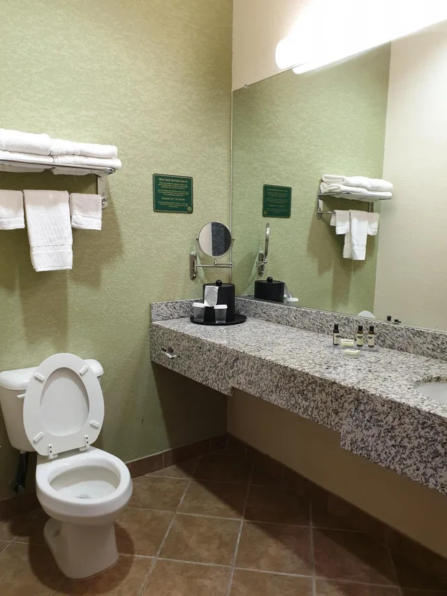 جناح بسرير كوين بحوض جاكوزي، Hawthorn Suites By Wyndham Kingsland 2/4