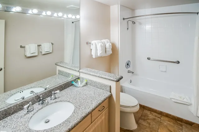 غرفة بسرير كينج بغرفة نوم واحدة مع أريكة، Desert Breezes Resort 3/6