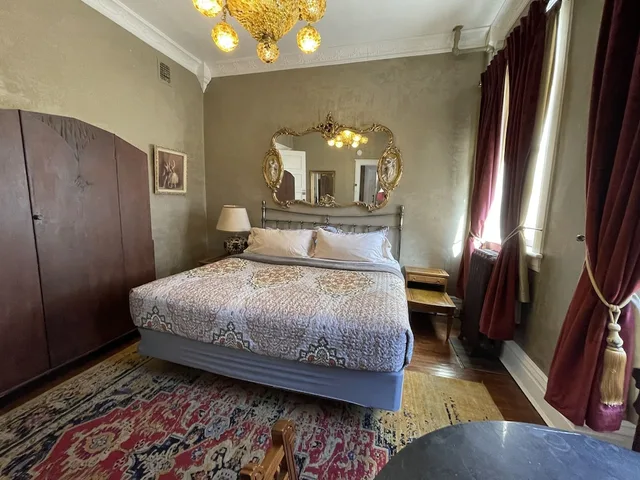 Charles, Suite, King Bed، Holiday Chalet Victorian - Bed & Breakfast 1/6