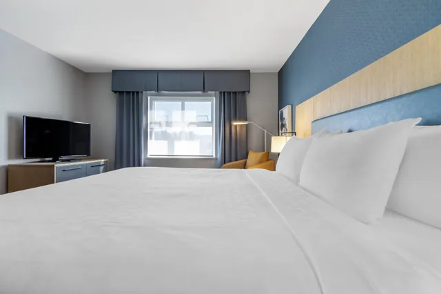 جناح بسرير كينج مع أريكة، Clarion Hotel & Conference Centre Abbotsford - Fraser Valley 1/4