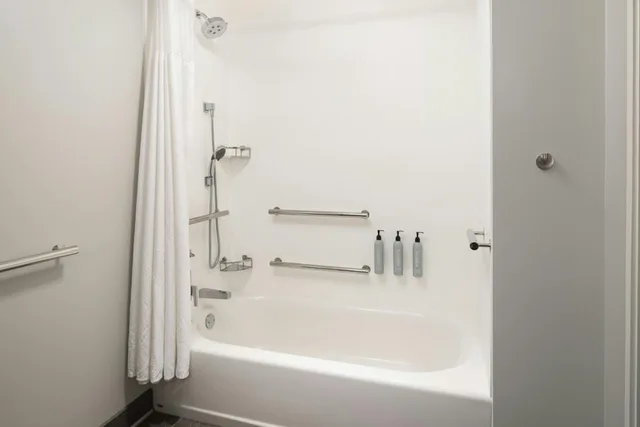 غرفة بسرير كينج بحوض استحمام لذوي الإعاقة، Courtyard Long Beach Downtown 6/10