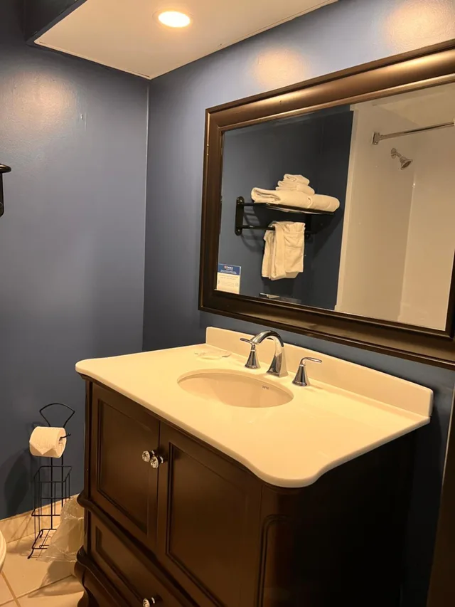 Room, King Bed, Queen Bed, Accessible, Park Inn by Radisson Sydney, NS 4/4