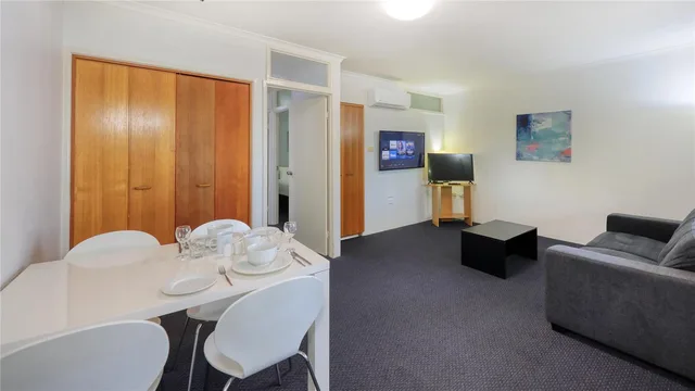 Super, Apartment, King Bed, Living Area, Kitchenette، Best Western Cattle City Motor Inn 2/4