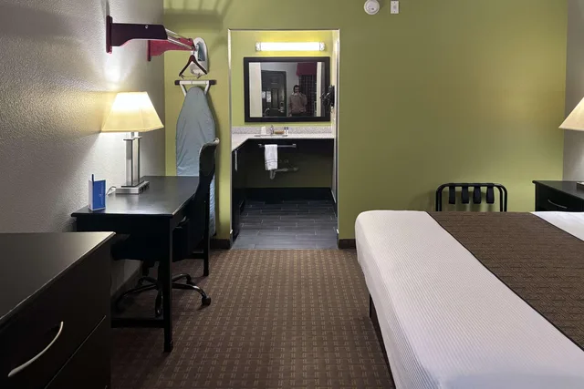 غرفة بسرير كينج وسرير كوين، Rodeway Inn Dilley TX 3/3