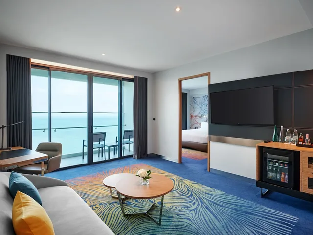 Marina Bay, Suite, King Bed, Sea View, Living Area, Balcony, Lounge Access، Novotel Marina Sriracha 5/10