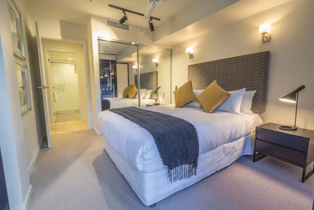 شقة بسرير كينج وسرير كوين بشرفة بغرفتي نوم في الطابق الأرضي، Arena Apartments 1/3