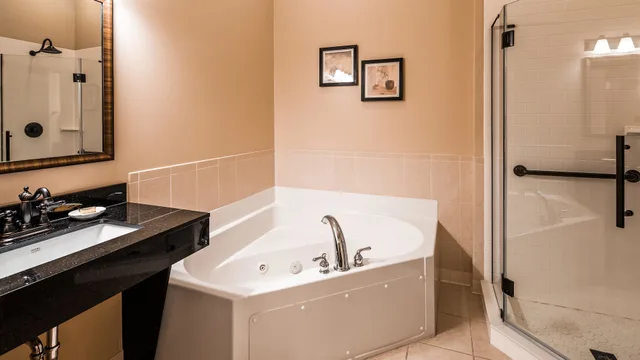 غرفة قياسية بسرير كينج مع أريكة بحوض جاكوزي، Best Western Plus Dutch Haus Inn And Suites 7/7