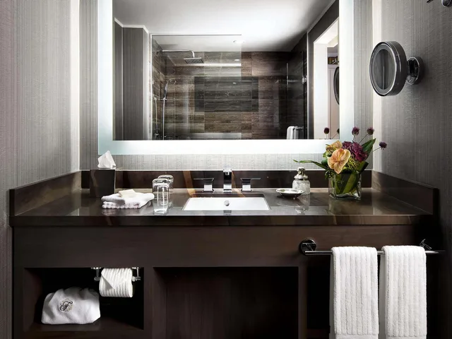 Sea to Sky, Suite, King Bed، Fairmont Waterfront 2/2