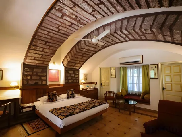 Maharani, Suite, Queen Bed، WelcomHeritage Bal Samand Lake Palace 1/3