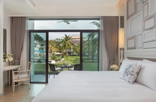Room, King Bed, Balcony, U Sathorn Bangkok Hotel 1/2