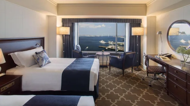 غرفة بريميوم بسريرين منفصلين بإطلالة على المرفأ مع دخول صالة النادي، InterContinental Yokohama Grand 1/2