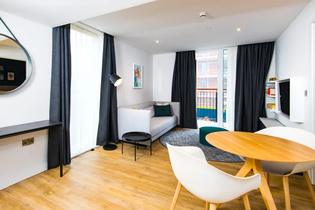 1 Bedroom, East, Suite, King Bed, Harbour View, STAYBRIDGE SUITES CARDIFF 4/8