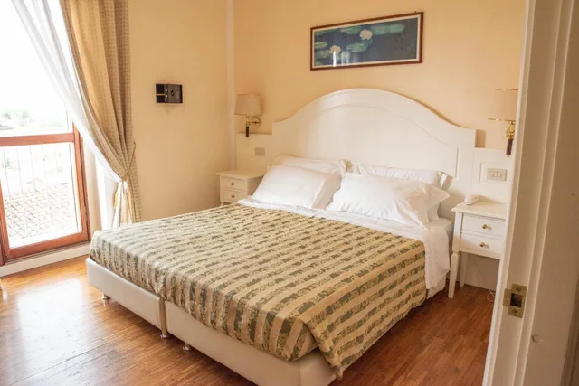غرفة بسرير مزدوج أو سريرين منفصلين بإطلالة، Grand Hotel Duomo 2/9