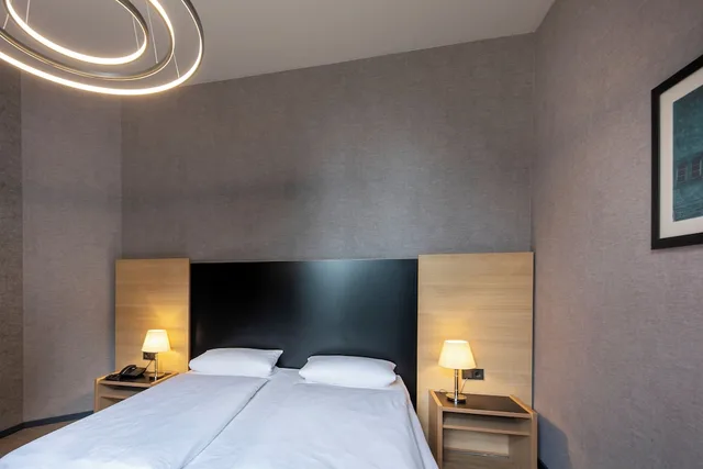 غرفة عائلية بسرير كوين وسرير فردي بغرفة نوم واحدة، Roomingtons Franziskushohe Lohr 3/8