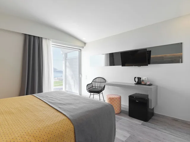 Family, Double and Twin Beds, Sea Front، Kinetta Beach Resort Spa 3/4