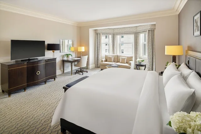 Fairmont Gold, King Bed, Large، Fairmont Chateau Laurier Gold Experience 2/3