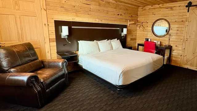 غرفة بسرير كينج مع أريكة، Americas Best Value Inn-Wall 6/10