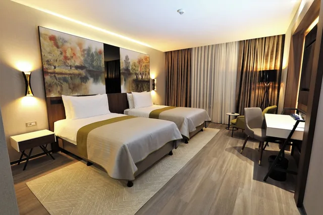 غرفة ديلوكس ثلاثية بسرير كوين وسرير فردي بإطلالة على المدينة بغرفة نوم واحدة، Limak Skopje Luxury Hotel Skopje 3/5