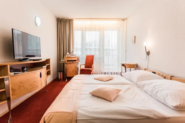 جناح، Hotel SET 1/2