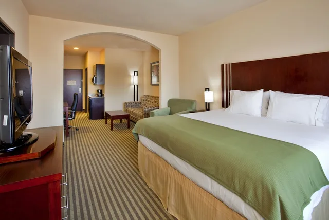 غرفة قياسية بسرير كينج لذوي الإعاقة، Holiday Inn Express Hotel & Suites Guthrie North Edmond 1/6
