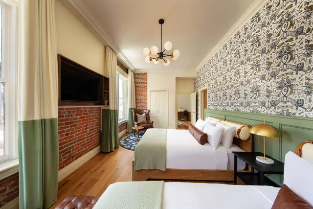 Retreat, Suite, King Bed, 2 Queen Beds، The Mining Exchange A Registry Collection Hotel 2/10