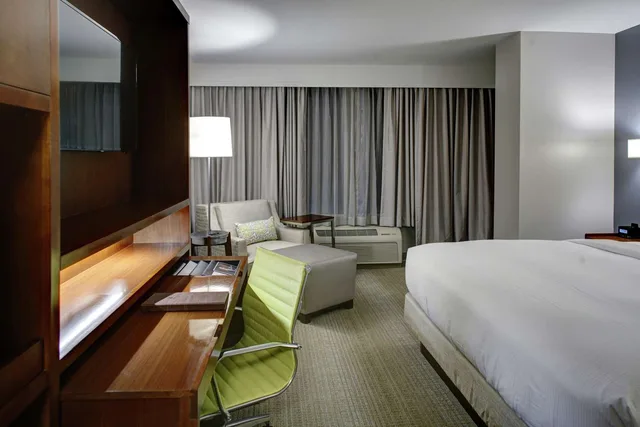 غرفة بسرير كينج بحوض استحمام لذوي الإعاقة، Doubletree By Hilton Hotel Biloxi 1/3
