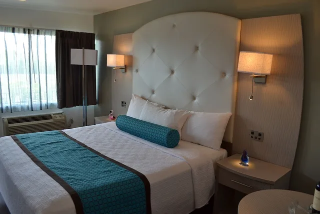 غرفة بسرير كينج بحوض جاكوزي، The Freeport Inn and Marina 2/5