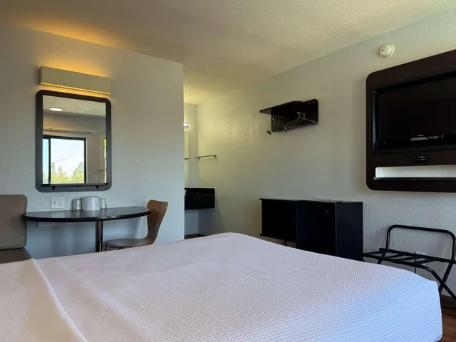 غرفة بسرير كوين، Motel6 Simi Valley, CA 7/9