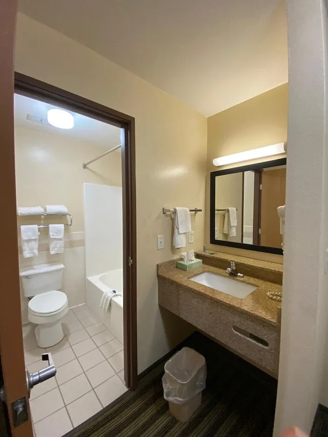 جناح بسرير كوين، American Inn and Suites Peosta, IA 3/3