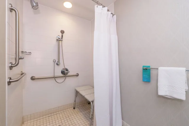 جناح بسرير كينج مع سرير سحّاب إضافي لذوي الإعاقة، SpringHill Suites Huntsville Downtown 4/7
