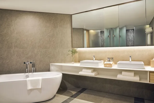 Executive, Suite, King Bed, City View, Club Lounge Access, Novotel Hanoi Thai Ha 6/9