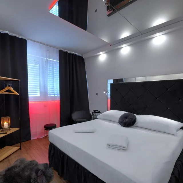 Elegant, King Bed, Pool Access، Hotel Aura Design & Garden Pool 8/10