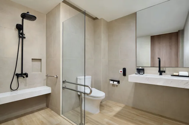 غرفة ديلوكس ركنية بسرير كينج بإطلالة على المدينة، Fairfield by Marriott Jakarta Soekarno-Hatta Airport 2/3