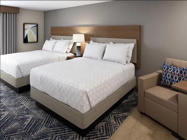 غرفة رباعية بسريرين كوين، The Chateau Hotel And Conference Center 1/3
