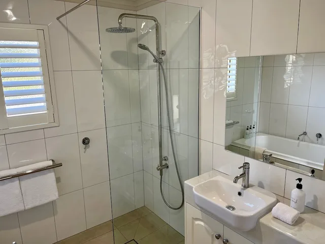 كوخ بسرير كوين وسريرين منفصلين بغرفتي نوم لذوي الإعاقة، DAYSY HILL COUNTRY COTTAGES 7/10