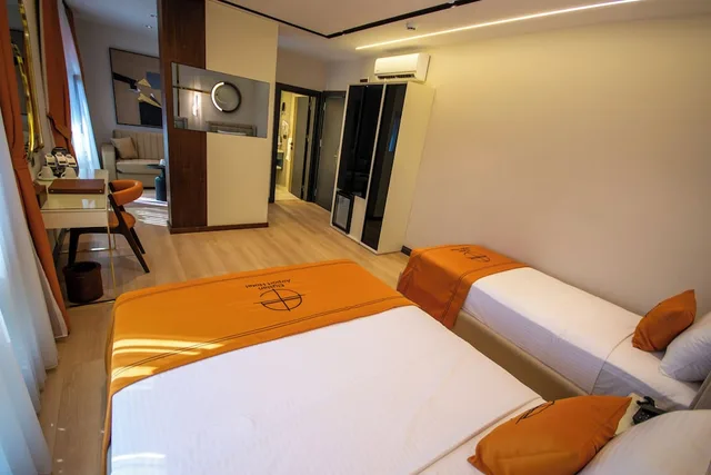 غرفة ديلوكس ثلاثية بسرير مزدوج وسرير فردي، Elysian Airport Hotel & Restaurant 1/5