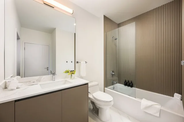جناح تنفيذي بسرير كينج بشرفة بغرفة نوم واحدة مع أريكة، Sense28 Edgewater, an AvantStay Hotel 8/9